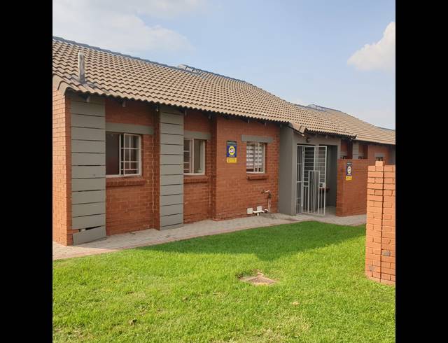 2 BEDROOM SECTIONAL TITLE FOR SALE IN MONAVONI
